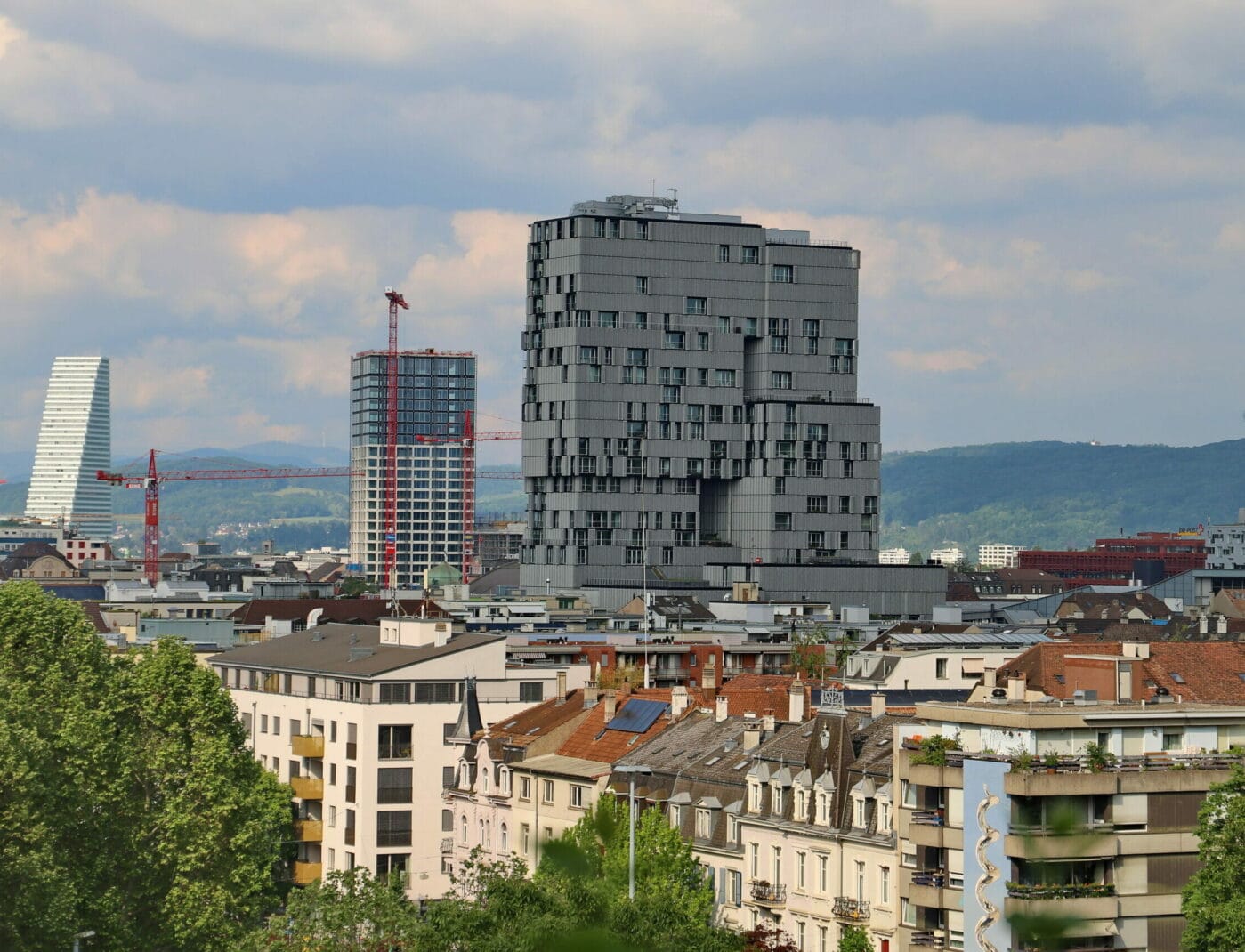 Flugsicht Gundeli/Meret Oppenheim-Turm und Roche-Turm Basel (©Frantisek Matous)